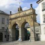 32. Kam vede tato brána a ve kterém městě se nachází ...