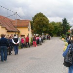 01_U rodneho domu(vlevo) se seslo hodne lidi