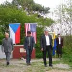 08.5.11-x-Delegace u památníku na Podolském mostě(Pospíšil, Guillot, senátor Krejča)