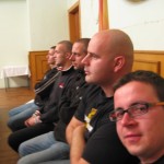 členové Svornosti pozorně poslouchají výklad